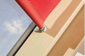 ARS Rollo für FAKRO Dachfenster - einfache Bedienung mit Arretierungshalter