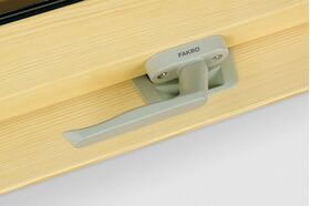 Schwingfenster FAKRO FTS-V U2 mit funktionellem Griff und 2 Verriegelungsstufen