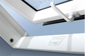 FAKRO PTP U3 mit funktionellem Griff und 2 Verriegelungsstufen