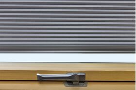 Isoliender Falstore FAKRO APF mit Luftkammern und Aluminiumschicht