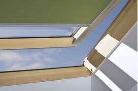 Rollo FAKRO ARF am offenen Dachfenster