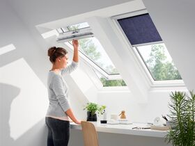 Kunststoff Dachfenster VELUX GLU-B 0064 mit unterem Handgriff und 3-fach Verglasung