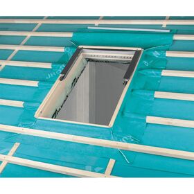 Folienanschluss XDP von FAKRO - einfache Verbindung des Fensters mit dampfdurchlässiger Folie am Dach