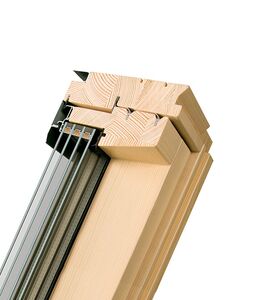 Schwingfenster FAKRO FTT U8 mit energieeffizienter 4-fach-Verglasung und höher versetzter Schwingachse