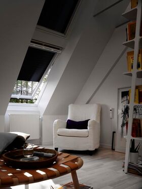 Raumverdunkelung mit den Rollläden an den VELUX Dachfenstern