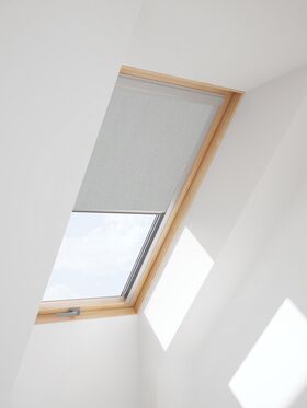 Hellgraues Rollo für Dachfenster