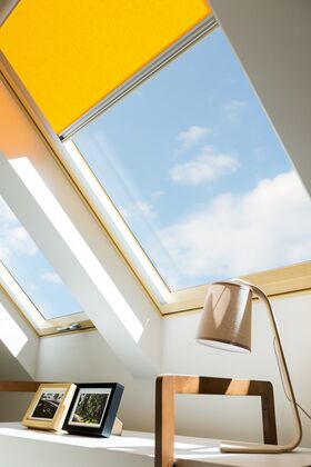 Dachfenster FAKRO FTT U6 : energieeffizientes Schwingfenster aus Holz mit 3-fach Verglasung und VSG